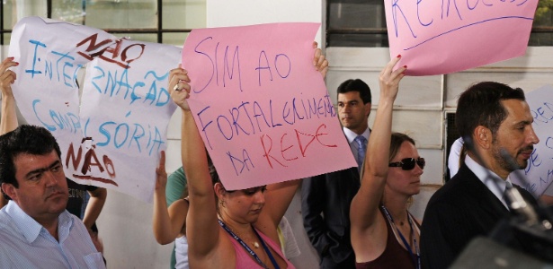 9.abr.2013 - Manifestantes seguram cartazes contra a internação compulsória de dependentes químicos