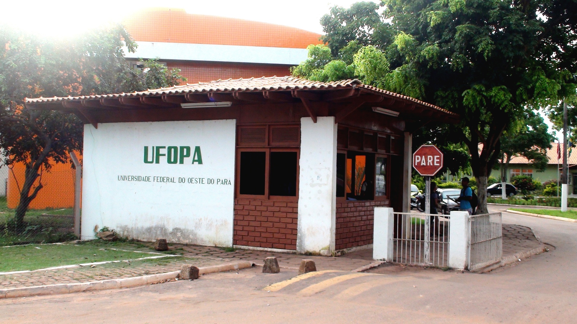 A Ufopa foi criada em 2009, a partir de um campus da UFPA (Universidade Federal do Pará) e um campus da UFRA (Universidade Federal Rural da Amazônia), ambos em Santarém (699 km de Belém). A instituição, que faz parte do programa de expansão universitária do governo federal Reuni,  tinha até o início de 2013 3.050 alunos de graduação nos três campi da cidade. - Cristiane Capuchinho/UOL