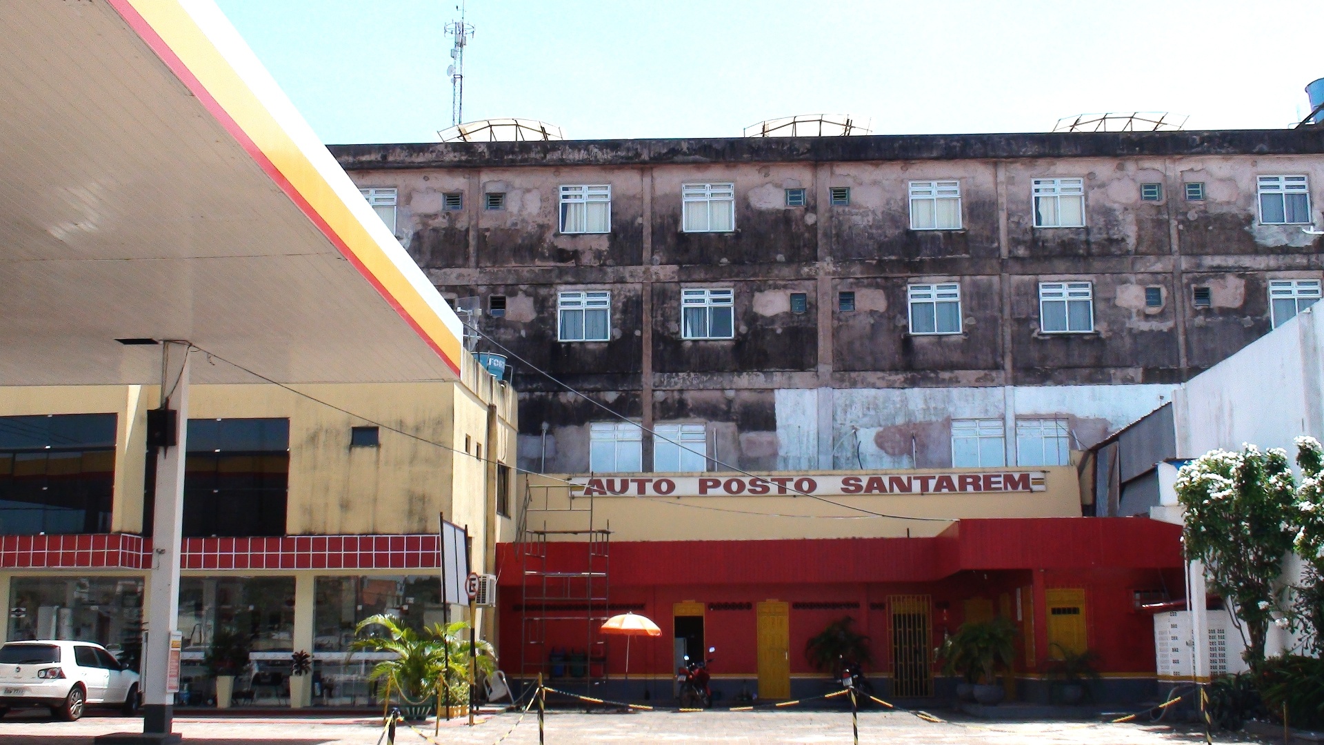 Aberta por decreto em 2009, a Ufopa ainda não está com sua infraestrutura terminada. Para sanar o problema de maneira paleativa, a Federal do Oeste do Pará aluga o espaço de um hotel na cidade para que 1.200 alunos ingressantes tenham as aulas do ciclo básico ali. Vista lateral do hotel - Cristiane Capuchinho/UOL