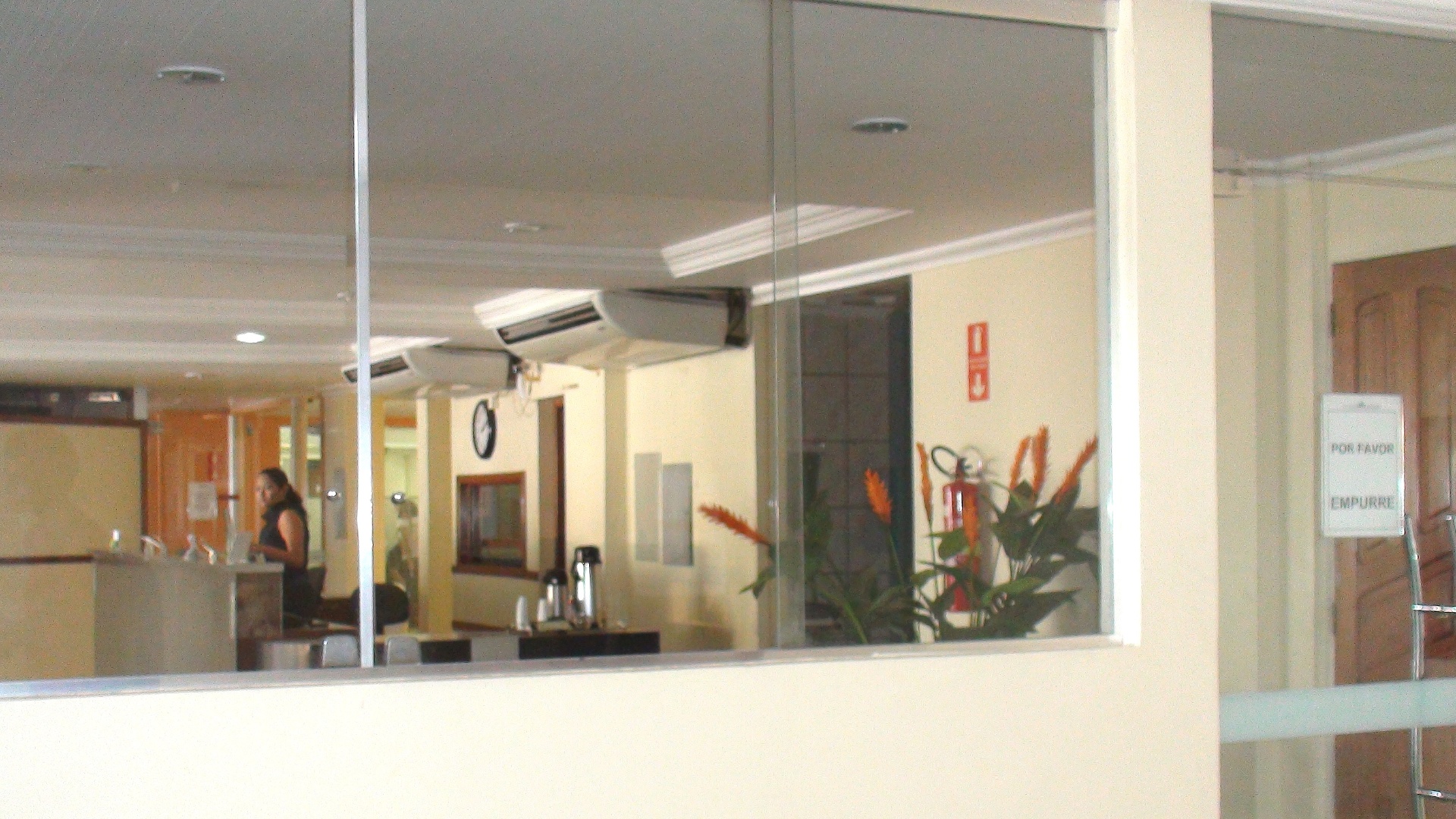 Ali são locadas 40 salas de aula, um espaço de 140 m2 para biblioteca além de um auditório de 1.000 m2, segundo o relatório de auditoria anual de contas feita pela CGU (Controladoria Geral da União) em julho de 2012. No hotel, há ainda espaço para uma unidade da Unip (Universidade Paulista), agência de viagens, restaurante e até mesmo quartos do Hotel Amazônia Boulevard, que segue em plena atividade - Cristiane Capuchinho/UOL