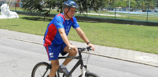 Bernardinho, técnico da Unilever e da seleção, durante passeio de bicicleta pelo Rio de Janeiro - Divulgação