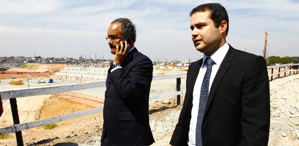 Vicente Cândido fala ao telefone durante visita técnica ao Itaquerão, em foto de 2011 - Rubens Cavallari/Folhapress