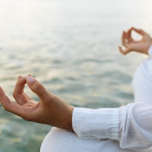 O grupo que praticou ioga apresentou melhoras nos sintomas da insônia - Shutterstock