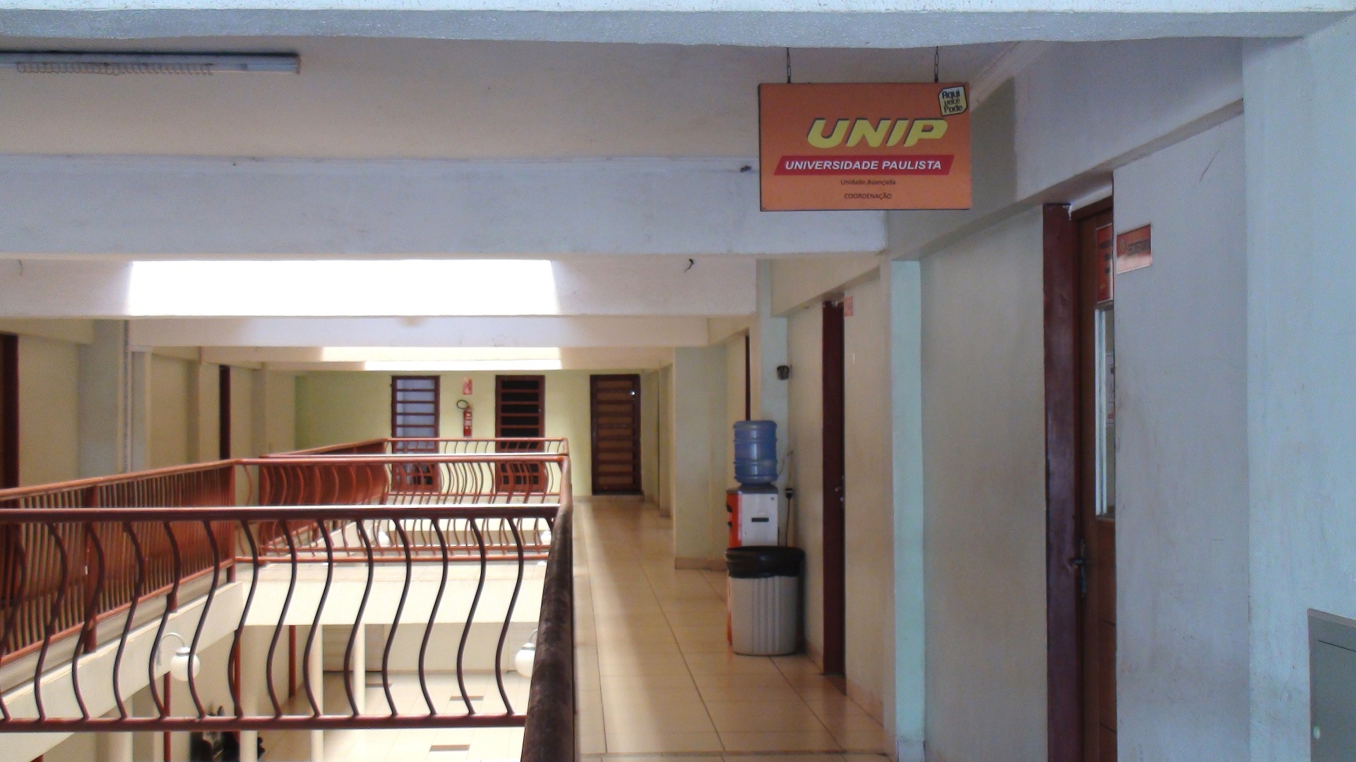 Os 1.200 alunos de graduação que ingressam anualmente na universidade, sem saber qual dos 36 cursos de graduação irão cursar, terão aulas do ciclo fundamental interdisciplinar no campus Boulevard --nome usado pela reitoria para se referir ao terceiro espaço de aulas formado pelas salas alugadas no 1º e 3º andar de um hotel da cidade - Cristiane Capuchinho/UOL