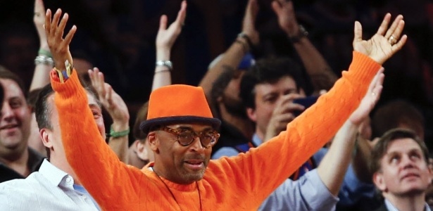 O diretor Spike Lee comemora lance em jogo do New York Knicks; diretor conseguiu financimento coletivo de US$ 1,25 milhão para seu próximo projeto - Adrees Latif/Reuters