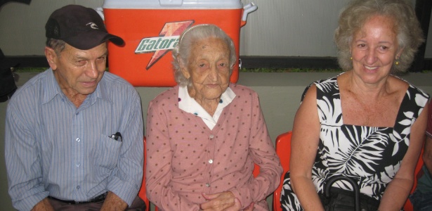 Geralda Carneiro (ao centro) ganhou visita à Cidade do Galo como presente de 100 anos - Bernardo Lacerda/UOL