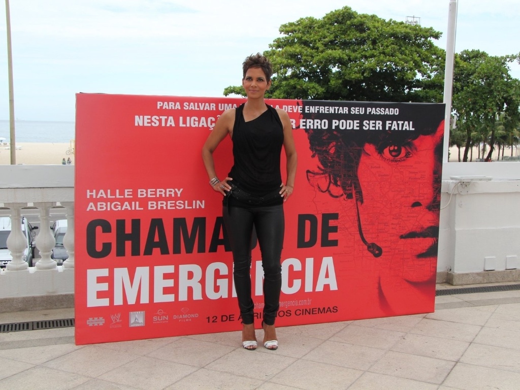 10.abr.2013 - A atriz Halle Berry posa para fotos em coletiva no Rio de Janeiro, parte da divulgação de seu novo filme, "Chamada de Emergência". Aos 46 anos, Berry está grávida do ator francês Olivier Martinez, 47 anos, de quem está noiva há mais de um ano. - Clayton Militão/Foto Rio News