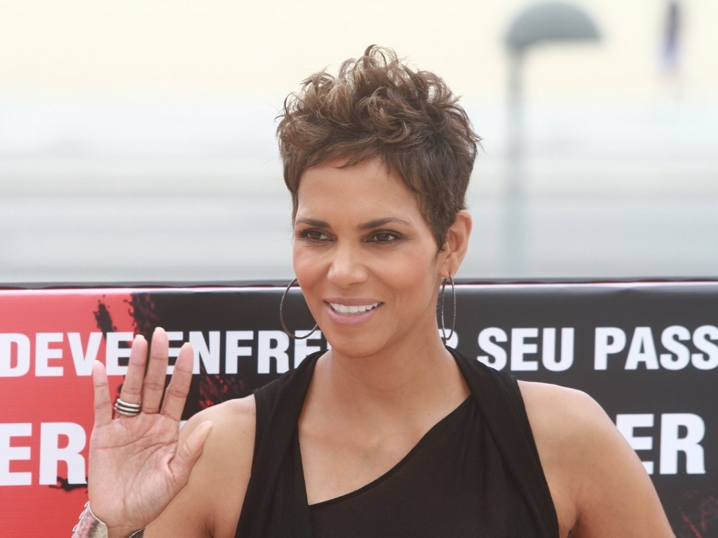 10.abr.2013 - A atriz Halle Berry posa para fotos em coletiva no Rio de Janeiro, parte da divulgação de seu novo filme, "Chamada de Emergência". Aos 46 anos, Berry está grávida do ator francês Olivier Martinez, 47 anos, de quem está noiva há mais de um ano. - Clayton Militão/Foto Rio News