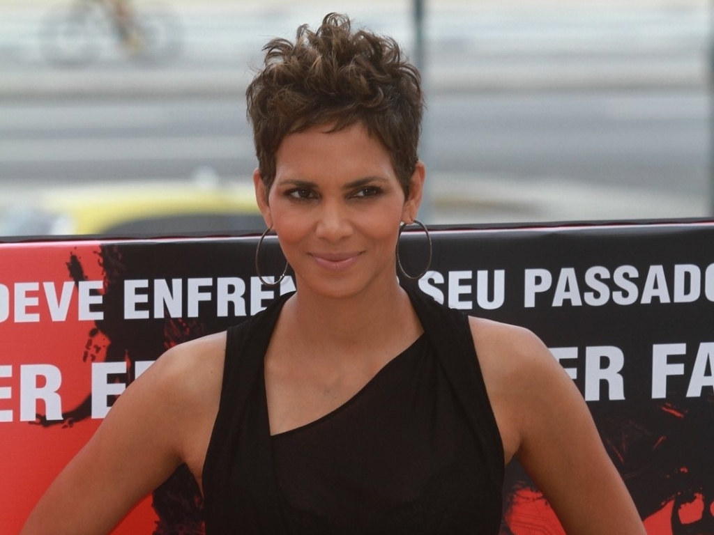 10.abr.2013 - A atriz Halle Berry posa para fotos em coletiva no Rio de Janeiro, parte da divulgação de seu novo filme, "Chamada de Emergência". Aos 46 anos, Berry está grávida do ator francês Olivier Martinez, 47 anos, de quem está noiva há mais de um ano. - Clayton Militão/Foto Rio News