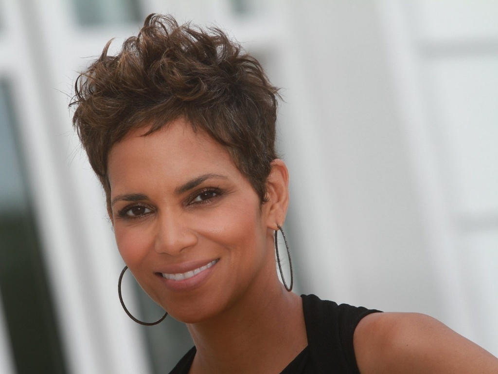 10.abr.2013 - A atriz Halle Berry participa de coletiva no Rio de Janeiro para divulgar seu novo filme, "Chamada de Emergência". Aos 46 anos, Berry está grávida do ator francês Olivier Martinez, 47 anos, de quem está noiva há mais de um ano. - Clayton Militão/Foto Rio News