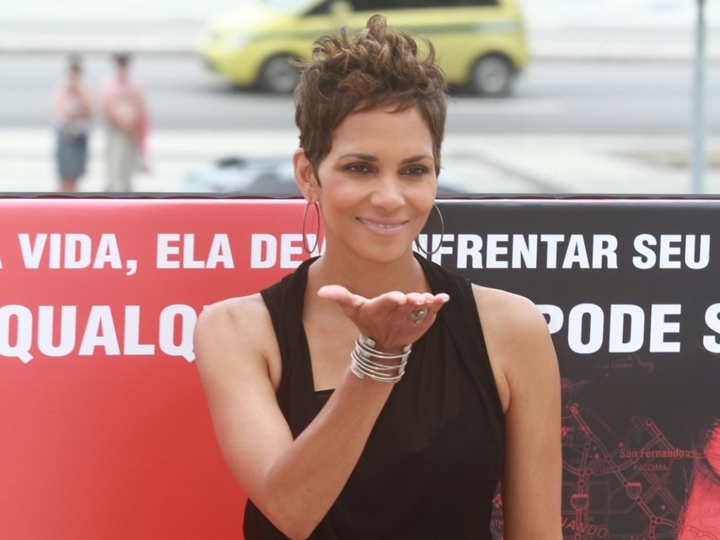 10.abr.2013 - A atriz Halle Berry posa para fotos em coletiva no Rio de Janeiro, parte da divulgação de seu novo filme, "Chamada de Emergência". Aos 46 anos, Berry está grávida do ator francês Olivier Martinez, 47 anos, de quem está noiva há mais de um ano. - Clayton Militão/Foto Rio News