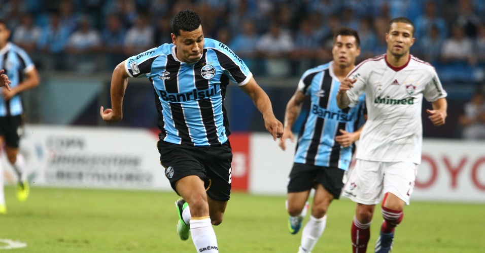 10.abr.2013 - André Santos, do Grêmio, corre com a bola durante partida contra o Fluminense pela Libertadores