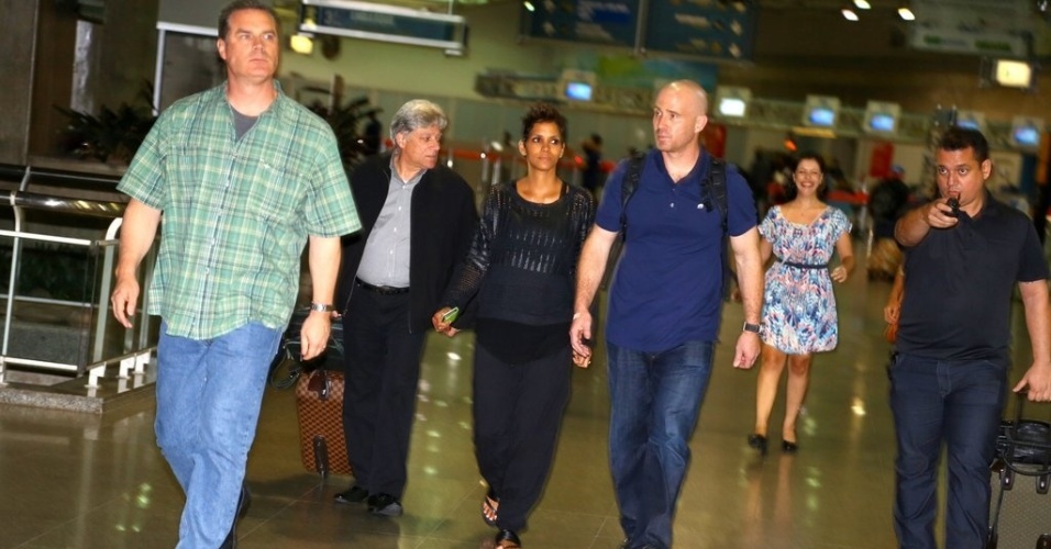 10.abr.2013 - Atriz Halle Berry desembarca no Rio de Janeiro para divulgar o filme "Chamada de Emergência"
