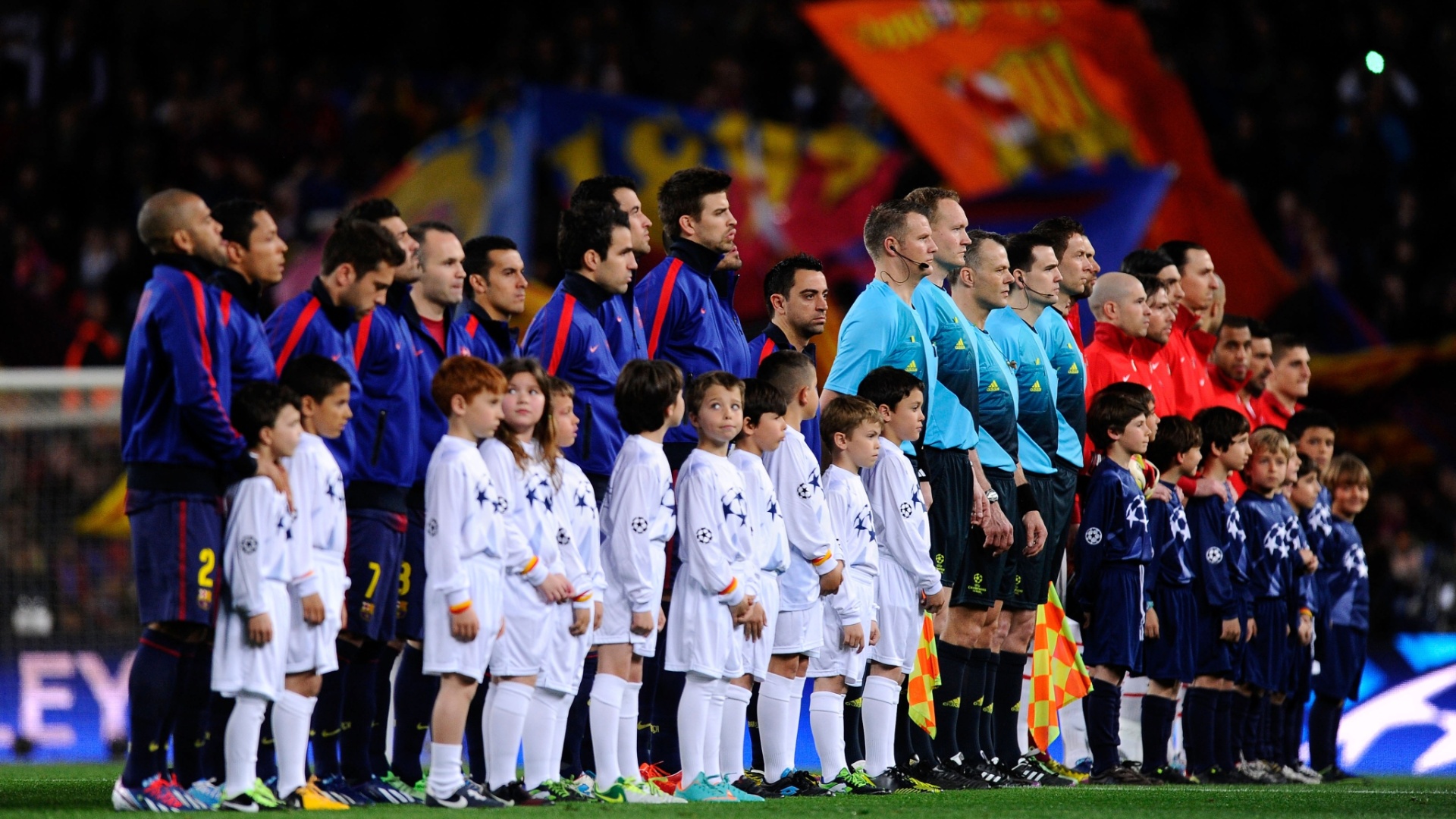 10.abr.2013 - Jogadores de Barcelona e PSG enfileirados para a execução do hino da Liga dos Campeões no Camp Nou - David Ramos/Getty Images