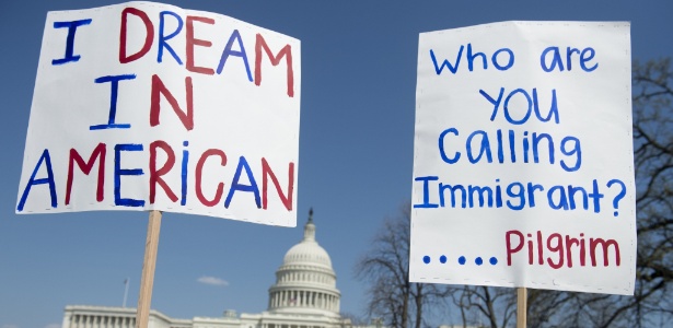 Manifestantes se reúnem em frente ao Congresso dos EUA, em Washington, contra a deportação de imigrantes que residem em condições ilegais no país e por uma reforma nas leis de imigração - 10.abr.2013 - Saul Loeb/AFP