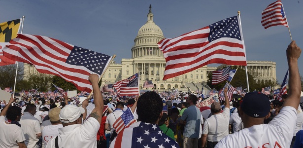 Em abril, milhares de manifestantes se reuniram em frente ao Congresso dos EUA, em Washington, em protesto contra a deportação de imigrantes ilegais e por uma reforma nas lei de imigração - 10.abr.2013 - Michael Reynolds/EFE