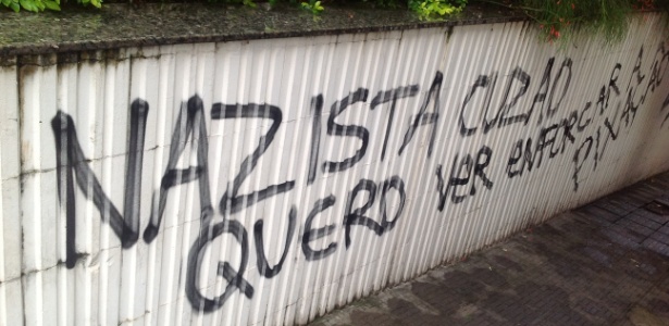 Muro de prédio onde mora Antônio Donato Baudson Peret, 24, que postou foto no Facebook enforcando um morador de rua, em Belo Horizonte - Carlos Eduardo Cherem/UOL