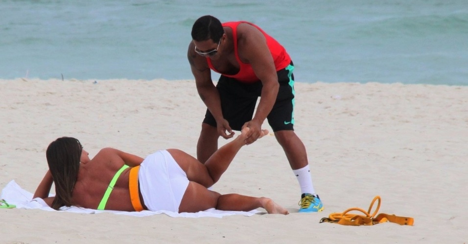 10.abr.2013 - Nicole Bahls se exercitou na praia da Barra da Tijuca, zona oeste do Rio
