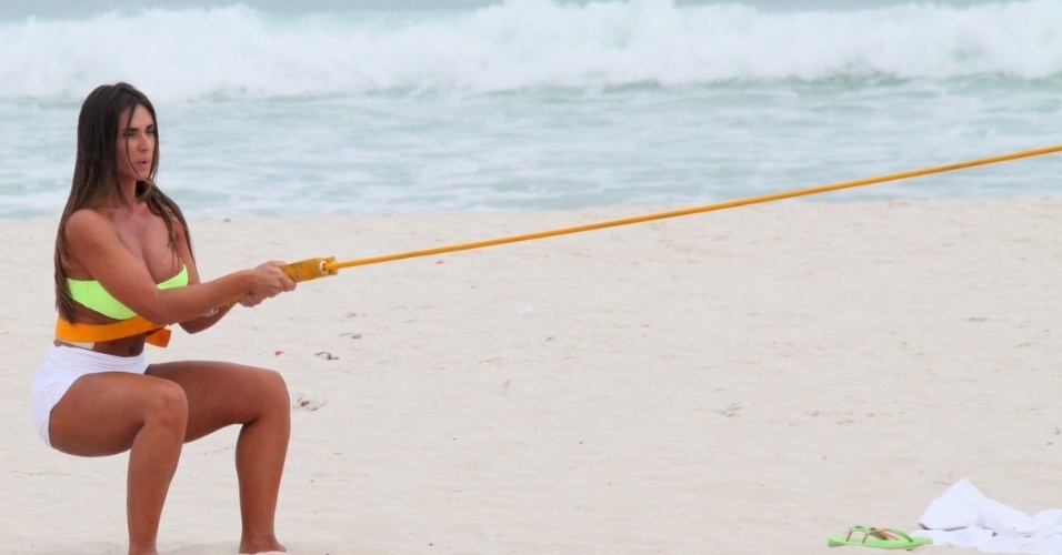 10.abr.2013 - Nicole Bahls se exercitou na praia da Barra da Tijuca, zona oeste do Rio