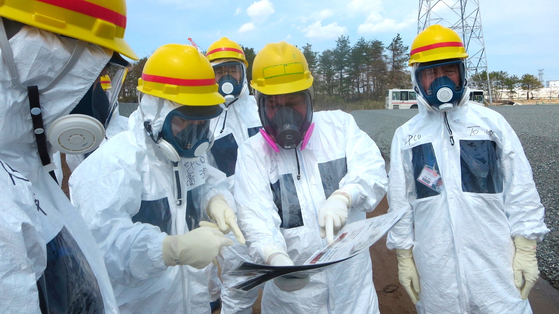10.abr.2013 - O presidente da empresa administradora da usina nuclear de Fukushima, a Tokyo Electric Power Co's, Naomi Hirose (2º à esquerda) e oficiais vestindo roupas protetoras inspecionam tanque de armazenamento de água contaminada com radiação nesta quarta-feira (10). A empresa admitiu um novo vazamento nos tanques, somando três vazamentos. Com o incidente, aumenta a dificuldade de recuperação da usina afetada pelo tsunami de 2011 - Divulgação/Tokyo Electric Power Co/Reuters