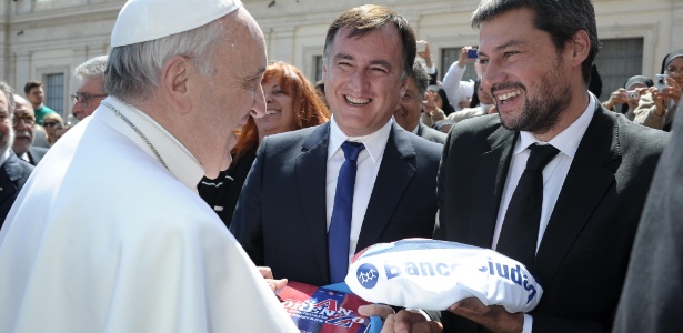Papa recebe camisa de seu time do coração das mãos do presidente Matías Lammens - AP Photo/L"Osservatore Romano