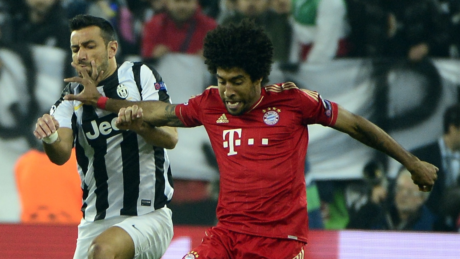 10.abr.2013 - Zagueiro brasileiro, Dante, rouba bola de Fabio Quaglierella da Juventus durante jogo das quartas de final da Liga dos Campeões - AFP PHOTO / OLIVIER MORIN
