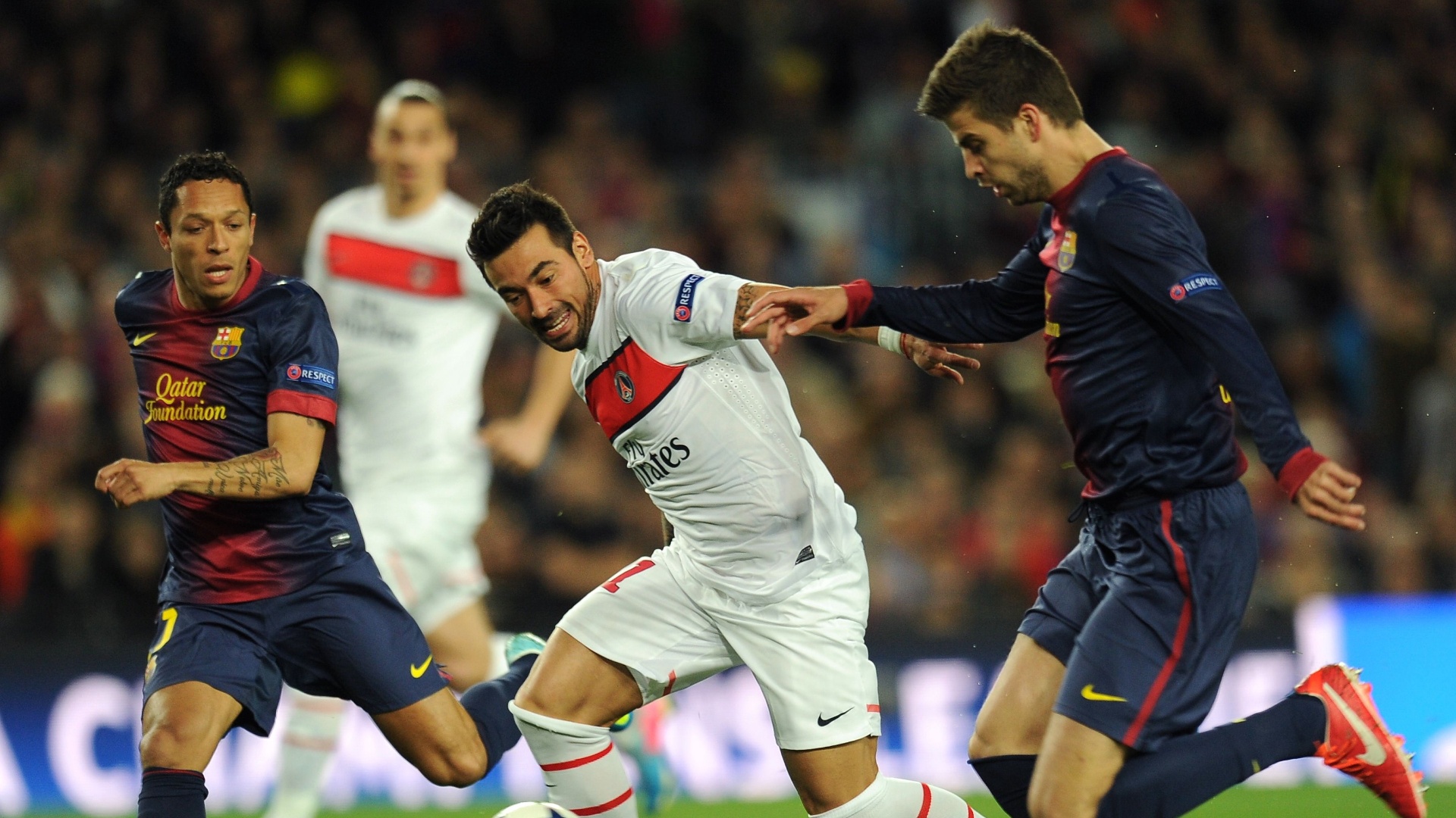 10.abr.2013- Atacante do PSG Ezequiel Lavezzi tenta escapar da marcação de Piqué em partida válida pelas quartas de final da Liga dos Campeões - AFP PHOTO / LLUIS GENE