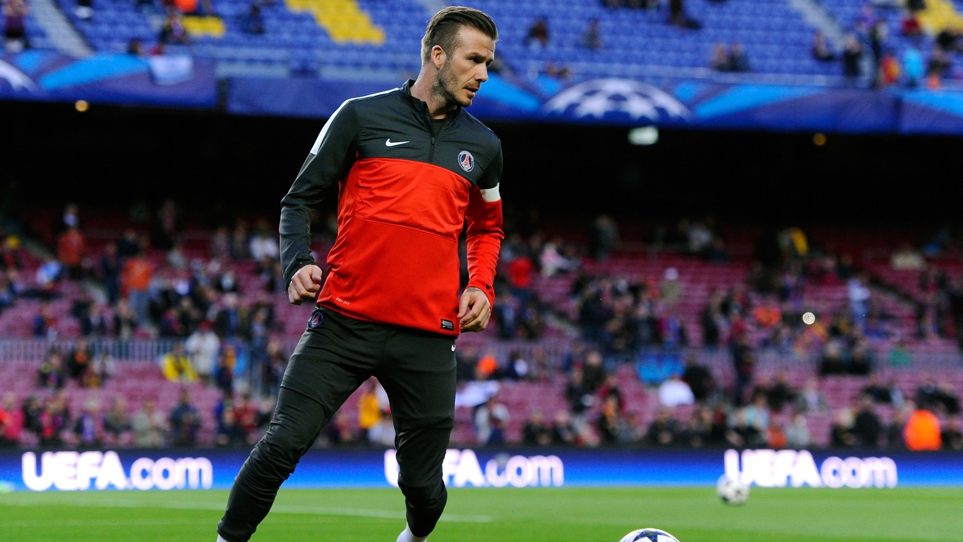 10.abr.2013- David Beckham faz aquecimento antes da partida contra o Barcelona pelas quartas de final da Liga dos Campeões - David Ramos/Getty Images