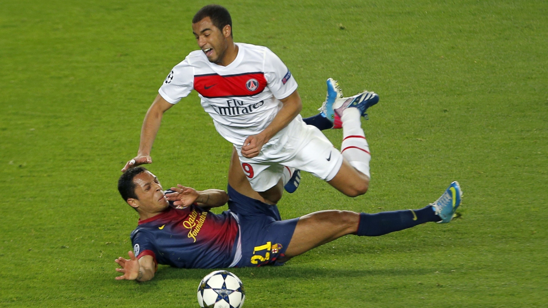 10.ABR.2013- Lucas é derrubado por carrinho de Adriano na partida entre Barcelona x PSG pelas quartas da Liga dos Campeões - AFP PHOTO/ JOSE JORDAN