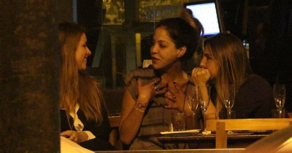 9.abr.2013 - A atriz Julia Almeida conversa com amigas durante aniversário de Rômulo Neto em bar no Rio