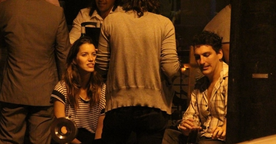 9.abr.2013 - Atriz Nathália Dill e o namorado conversam com amiga na festa de aniversário de Rômulo Neto em bar do Rio