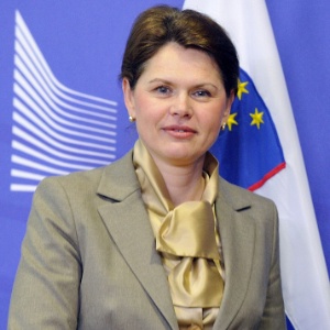 A ex-primeira-ministra eslovena Alenka Bratusek, que renunicou ao cargo na última segunda-feira (5) - Georges Gobet/AFP
