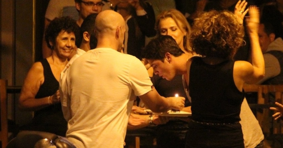 9.abr.2013 - Rômulo Neto assopra velas durante comemoração de seu aniversário de 26 anos em bar do Leblon, no Rio de Janeiro. O ator estará em "Sangue Bom", nova novela das 19h