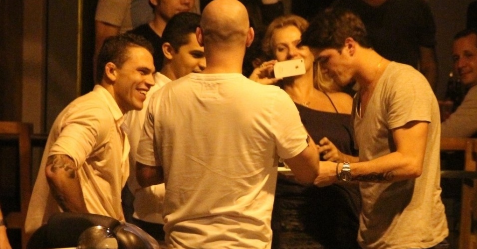 9.abr.2013 - Rômulo Neto comemora aniversário de 26 anos em bar do Leblon, no Rio de Janeiro. O ator estará em "Sangue Bom", nova novela das 19h
