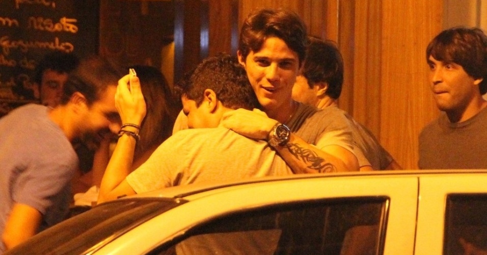 9.abr.2013 - Rômulo Neto dá abraço em amigo durante festa de seu aniversário de 26 anos em bar do Leblon, no Rio de Janeiro. O ator estará em "Sangue Bom", nova novela das 19h