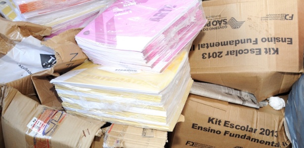 Apostilas escolares novas são encontradas em depósito de lixo no interior de SP - Maurício R. Martins/Jornal de Limeira
