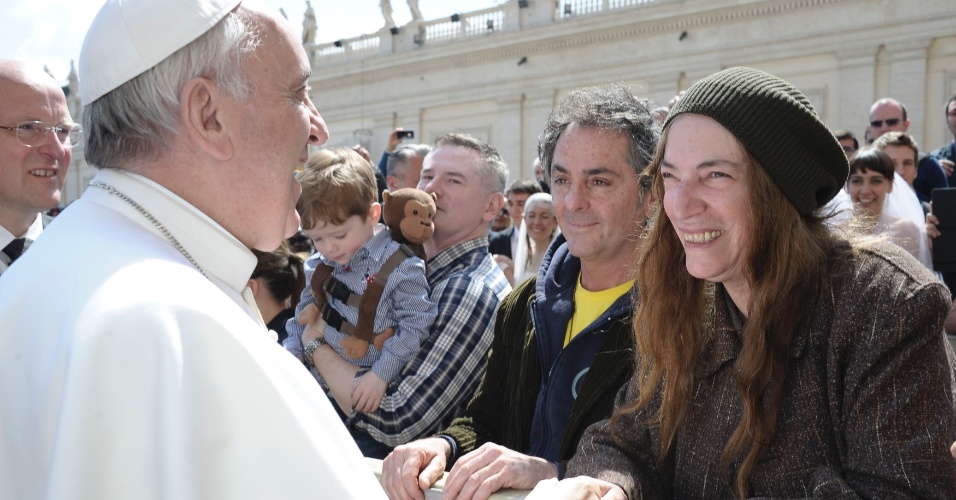 Cantora de punk Patti Smith cumprimenta o Papa Francisco durante missa em Roma