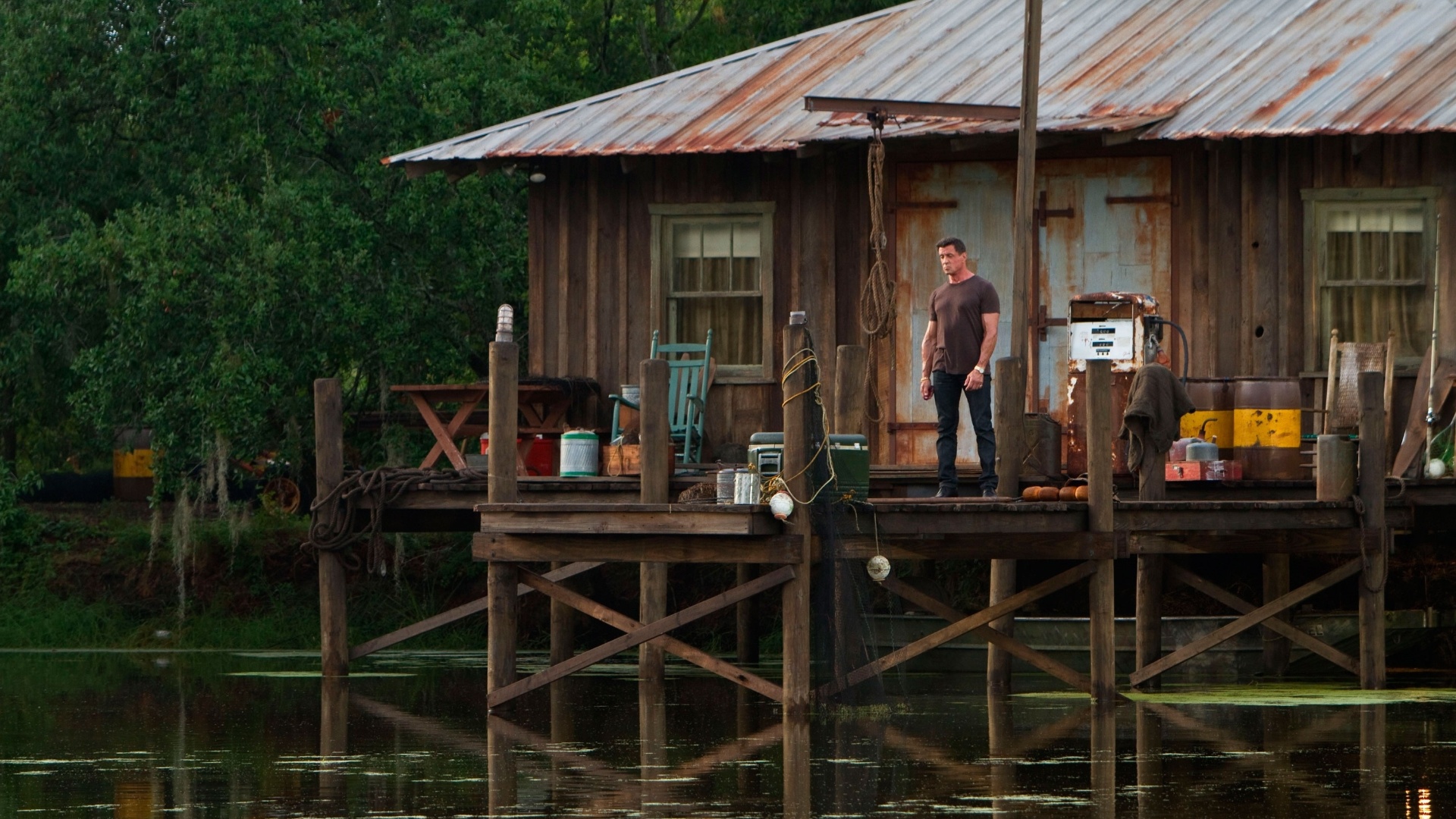 Cena do filme "Alvo Duplo", dirigido por Walter Hill e estrelado por Sylvester Stallone. Na trama, um ex-assassino por encomenda e um detetive se unem depois de ambos terem perdido parceiros e começam a combater um inimigo em comum. No elenco, ainda estão os atores Jason Momoa, Christian Slater e Jon Seda - Divulgação / Imagem Filmes