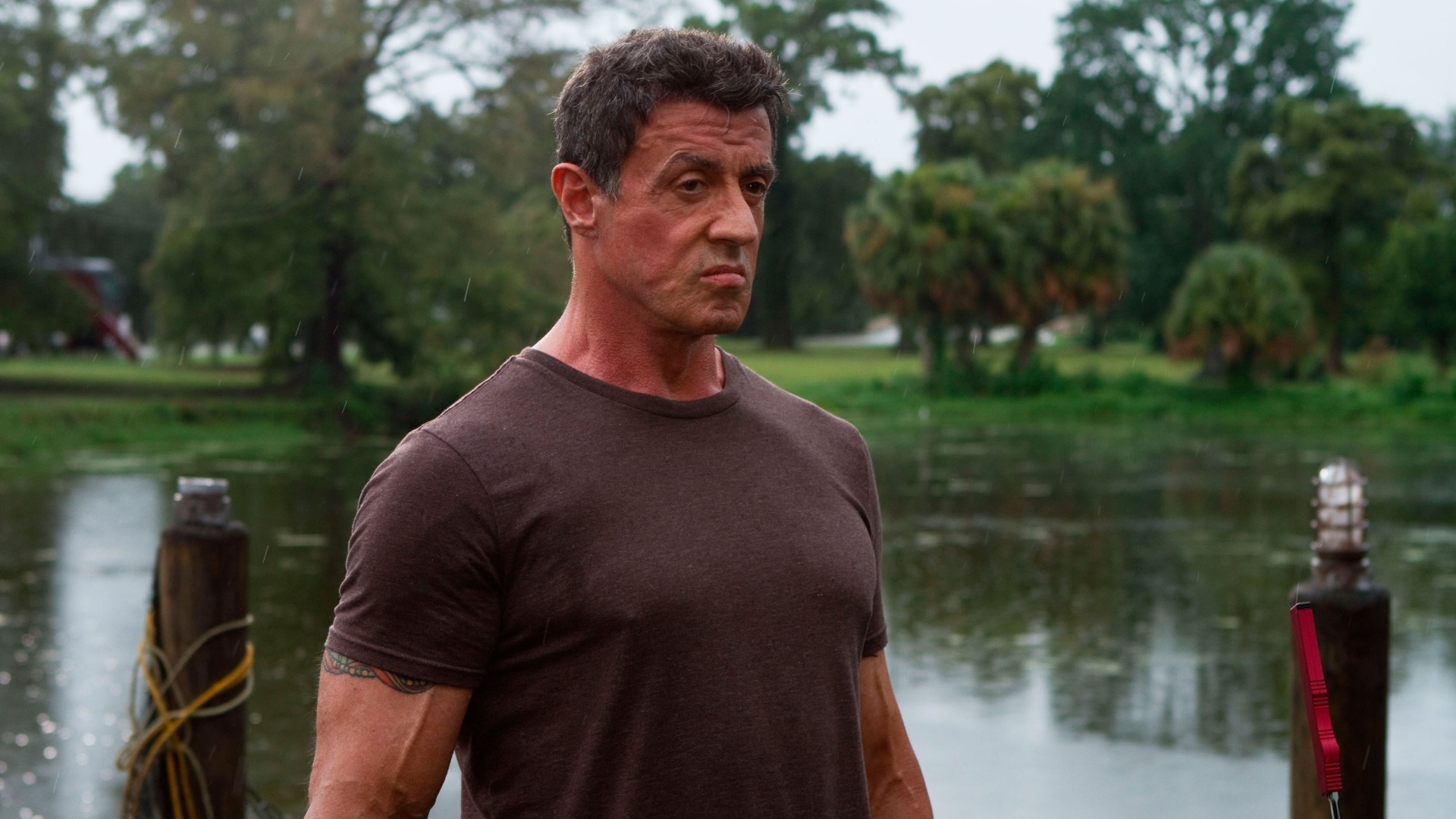 Cena do filme "Alvo Duplo", dirigido por Walter Hill e estrelado por Sylvester Stallone. Na trama, um ex-assassino por encomenda e um detetive se unem depois de ambos terem perdido parceiros e começam a combater um inimigo em comum. No elenco, ainda estão os atores Jason Momoa, Christian Slater e Jon Seda - Divulgação / Imagem Filmes