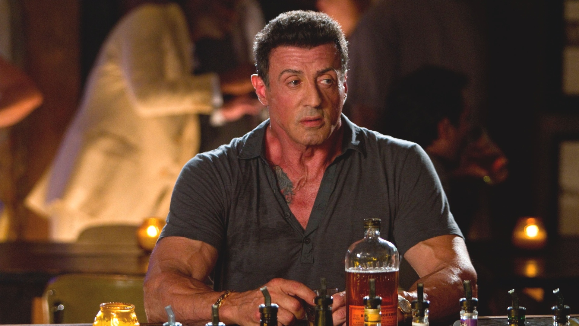 Cena do filme "Alvo Duplo", dirigido por Walter Hill e estrelado por Sylvester Stallone. Na trama, um ex-assassino por encomenda e um detetive se unem depois de ambos terem perdido parceiros e começam a combater um inimigo em comum. No elenco, ainda estão os atores Jason Momoa, Christian Slater e Jon Seda - Divulgação / Imagem Filmes