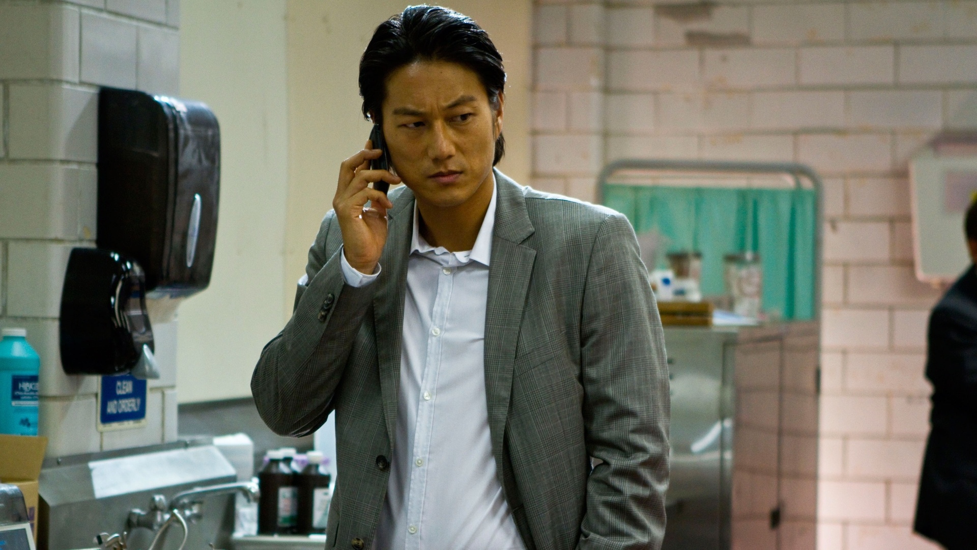 Cena do filme "Alvo Duplo", dirigido por Walter Hill e estrelado por Sylvester Stallone. Na trama, um ex-assassino por encomenda e um detetive se unem depois de ambos terem perdido parceiros e começam a combater um inimigo em comum. No elenco, ainda estão os atores Jason Momoa, Christian Slater e Jon Seda - Divulgação / Imagem Filmes