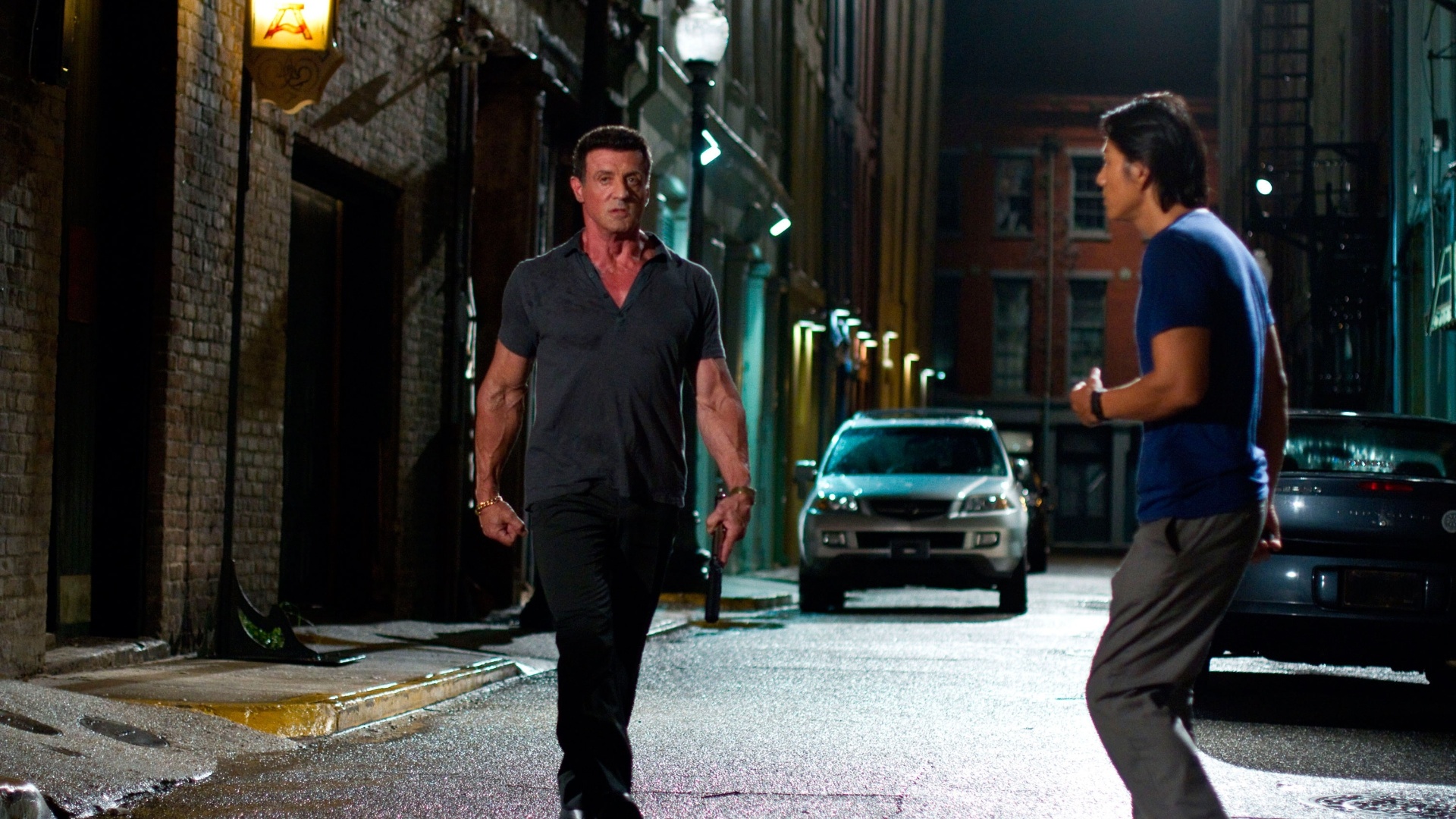 Cena do filme "Alvo Duplo", dirigido por Walter Hill e estrelado por Sylvester Stallone. Na trama, um ex-assassino por encomenda e um detetive se unem depois de ambos terem perdido parceiros e começam a combater um inimigo em comum. No elenco, ainda estão os atores Jason Momoa, Christian Slater e Jon Seda - Divulgação / Imagem Filmes