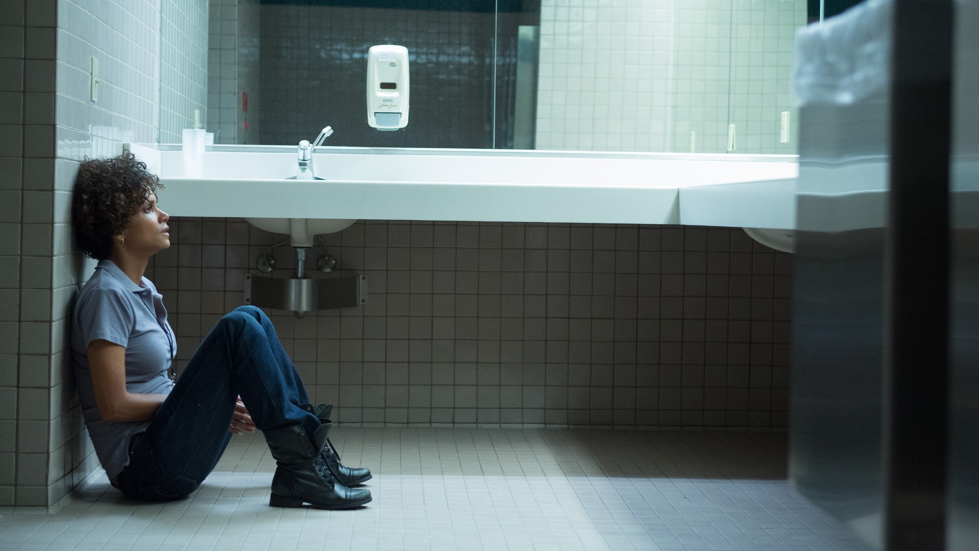 Cena do filme "Chamada de Emergência", de Brad Anderson. A trama, com estreia no Brasil prevista para 12 de abril, conta a história de Jordan, uma operadora de emergência interpretada por Halle Berry que tenta salvar a vida de uma jovem garota e é confrontada por um assassino que fez parte de seu passado.  - Divulgação / Diamond Films