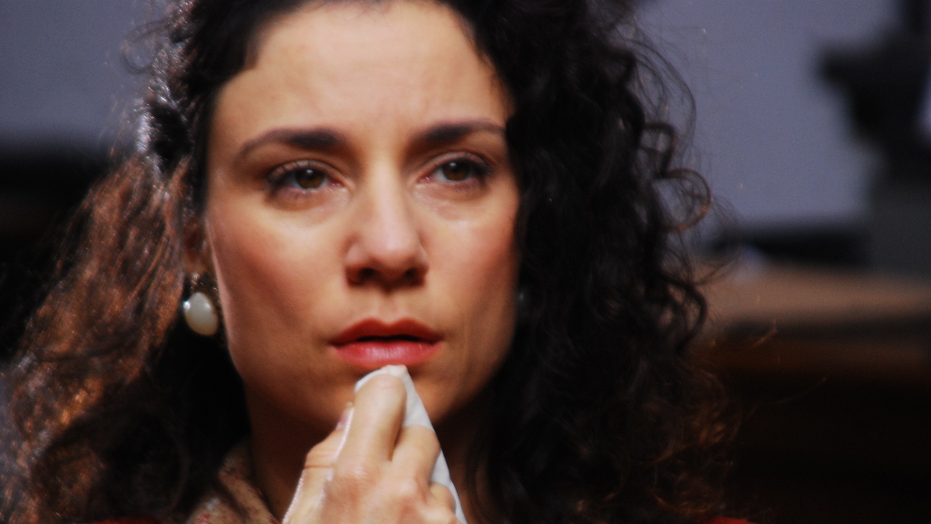 Cena do filme "O Carteiro", de Reginaldo Faria. O longa mostra a trajetória de Victor Candé, um rapaz que entrega correspondências no interior do Rio Grande do Sul, mas mas não sem antes violar as cartas dos vizinhos. O problema surge quando ele intercepta as mensagens trocadas entre Marli, uma moradora que se muda pra cidade e desperta a paixão de Victor, e o namorado da moça, que gera ciúmes no carteiro. O elenco conta com Cande Faria, Ana Carolina Machado, Dany Stenzel e Marcelo Faria, além do diretor - Divulgação / TGD Filmes