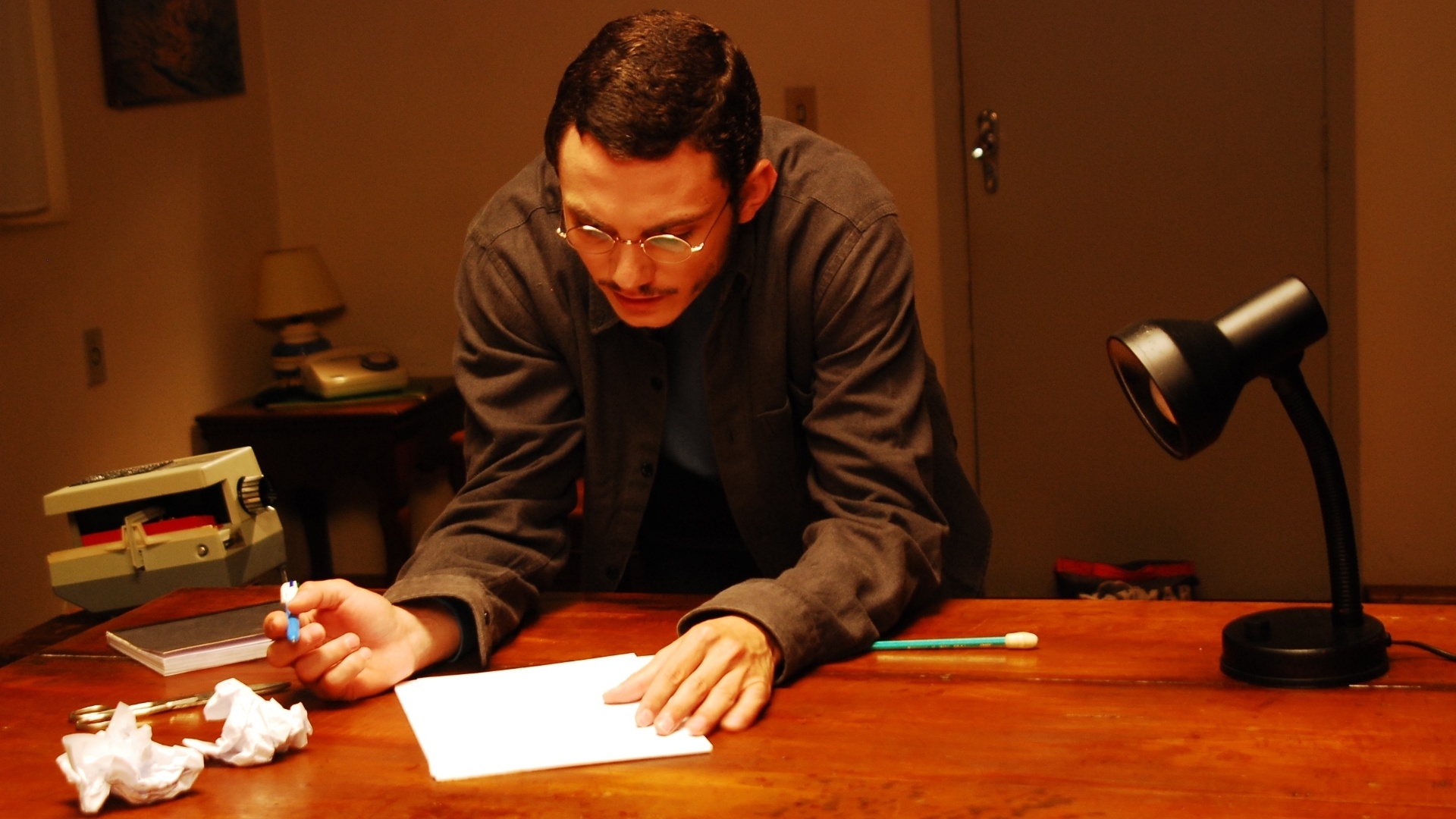 Cena do filme "O Carteiro", de Reginaldo Faria. O longa mostra a trajetória de Victor Candé, um rapaz que entrega correspondências no interior do Rio Grande do Sul, mas não sem antes violar as cartas dos vizinhos. O problema surge quando ele intercepta as mensagens trocadas entre Marli, uma moradora que se muda pra cidade e desperta a paixão de Victor, e o namorado da moça, que gera ciúmes no carteiro. O elenco conta com Cande Faria, Ana Carolina Machado, Dany Stenzel e Marcelo Faria, além do diretor - Divulgação / TGD Filmes