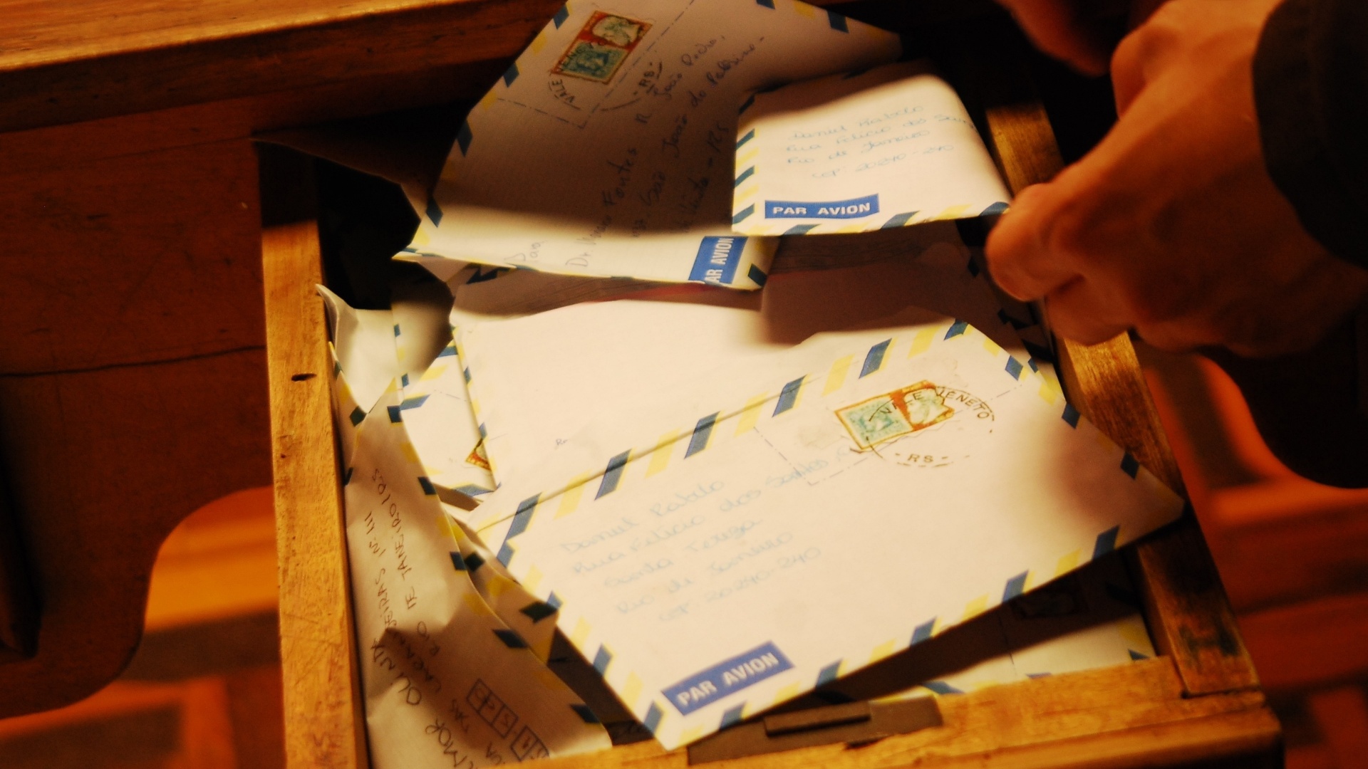 Cena do filme "O Carteiro", de Reginaldo Faria. O longa mostra a trajetória de Victor Candé, um rapaz que entrega correspondências no interior do Rio Grande do Sul, mas não sem antes violar as cartas dos vizinhos. O problema surge quando ele intercepta as mensagens trocadas entre Marli, uma moradora que se muda pra cidade e desperta a paixão de Victor, e o namorado da moça, que gera ciúmes no carteiro. O elenco conta com Cande Faria, Ana Carolina Machado, Dany Stenzel e Marcelo Faria, além do diretor - Divulgação / TGD Filmes