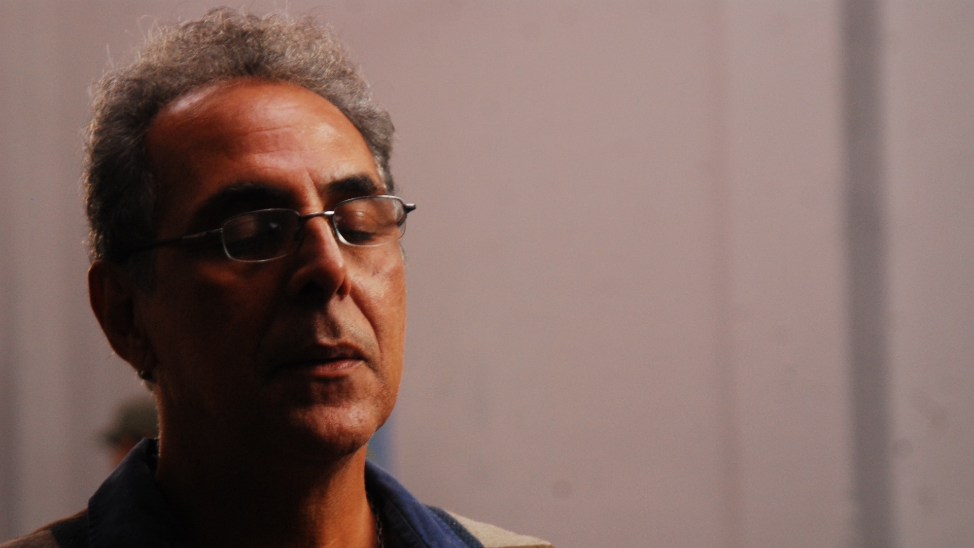 Cena do filme "O Carteiro", de Reginaldo Faria. O longa mostra a trajetória de Victor Candé, um rapaz que entrega correspondências no interior do Rio Grande do Sul, mas não sem antes violar as cartas dos vizinhos. O problema surge quando ele intercepta as mensagens trocadas entre Marli, uma moradora que se muda pra cidade e desperta a paixão de Victor, e o namorado da moça, que gera ciúmes no carteiro. O elenco conta com Cande Faria, Ana Carolina Machado, Dany Stenzel e Marcelo Faria, além do diretor - Divulgação / TGD Filmes