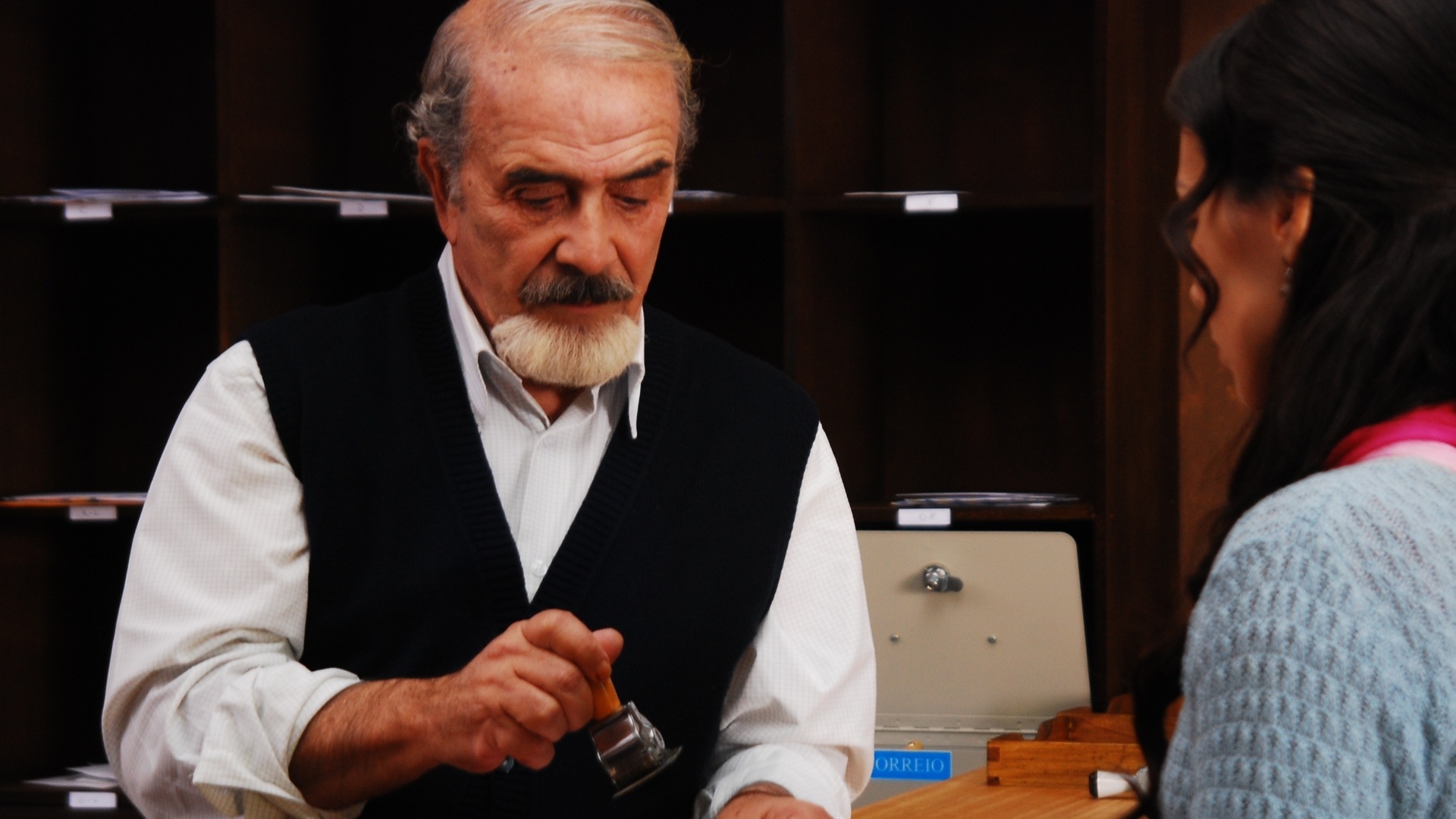 Cena do filme "O Carteiro", de Reginaldo Faria. O longa mostra a trajetória de Victor Candé, um rapaz que entrega correspondências no interior do Rio Grande do Sul, mas não sem antes violar as cartas dos vizinhos. O problema surge quando ele intercepta as mensagens trocadas entre Marli, uma moradora que se muda pra cidade e desperta a paixão de Victor, e o namorado da moça, que gera ciúmes no carteiro. O elenco conta com Cande Faria, Ana Carolina Machado, Dany Stenzel e Marcelo Faria, além do diretor - Divulgação / TGD Filmes