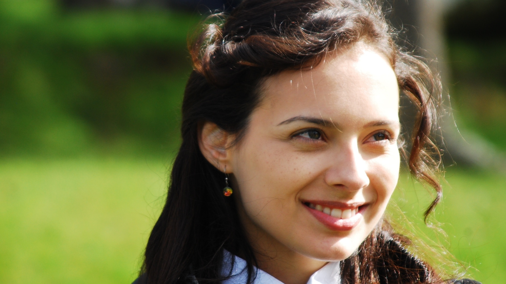 Cena do filme "O Carteiro", de Reginaldo Faria. O longa mostra a trajetória de Victor Candé, um rapaz que entrega correspondências no interior do Rio Grande do Sul, mas não sem antes violar as cartas dos vizinhos. O problema surge quando ele intercepta as mensagens trocadas entre Marli, uma moradora que se muda pra cidade e desperta a paixão de Victor, e o namorado da moça, que gera ciúmes no carteiro. O elenco conta com Cande Faria, Ana Carolina Machado, Dany Stenzel e Marcelo Faria, além do diretor - Divulgação / TGD Filmes