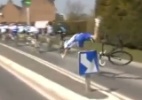Ciclista tromba em placa de trânsito e leva tombo feio na França; assista